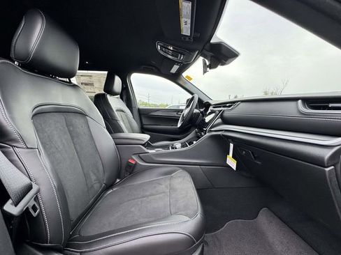 New 2025 Jeep Grand Cherokee Altitude image 14