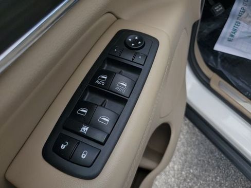 Certified 2019 Jeep Grand Cherokee Limited AWD/4WD image 24