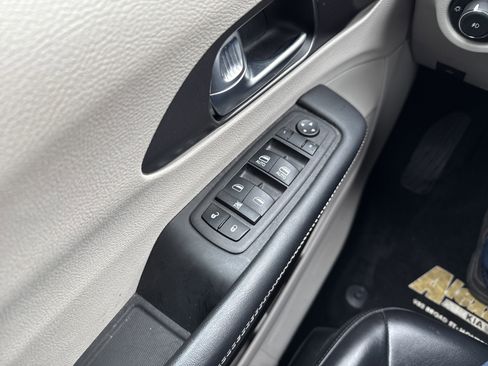 Used 2023 Chrysler Pacifica Touring-L image 17