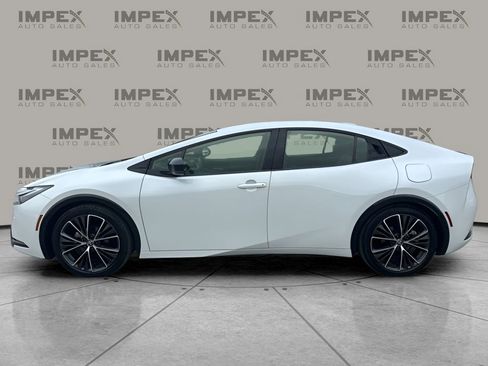 Used 2025 Toyota Prius XLE image 2