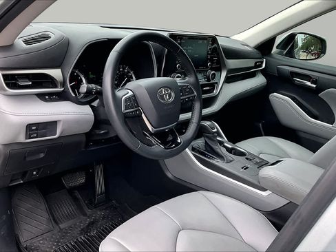 Used 2021 Toyota Highlander XLE FWD image 19