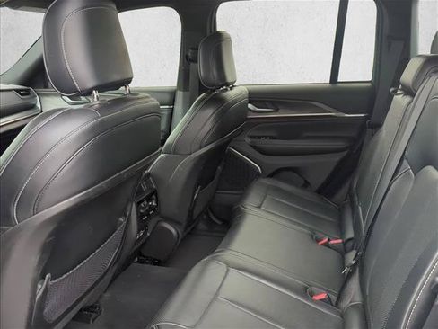 Used 2023 Jeep Grand Cherokee Overland AWD/4WD image 18