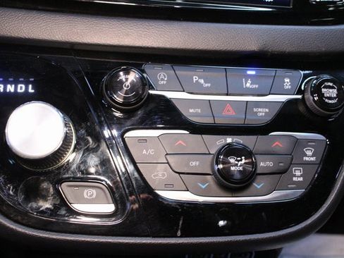 Used 2025 Chrysler Pacifica Select image 27