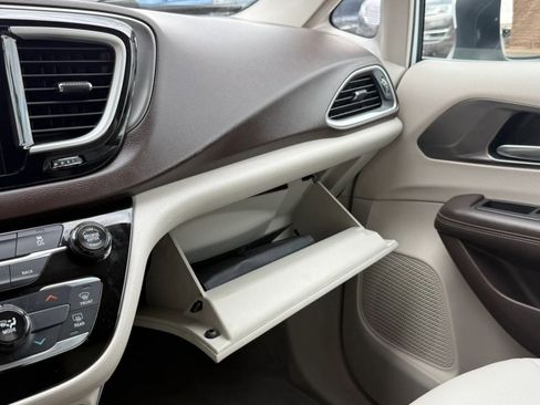 Used 2017 Chrysler Pacifica Touring FWD image 56