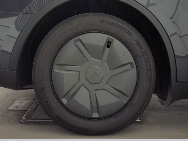 Used 2026 Tesla Model Y AWD image 24