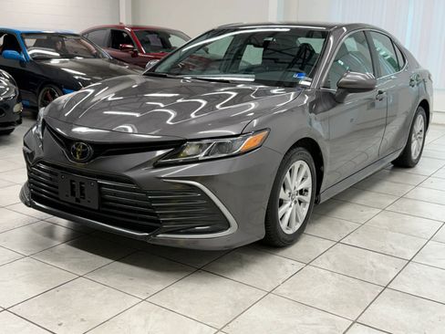 Used 2022 Toyota Camry LE FWD image 3