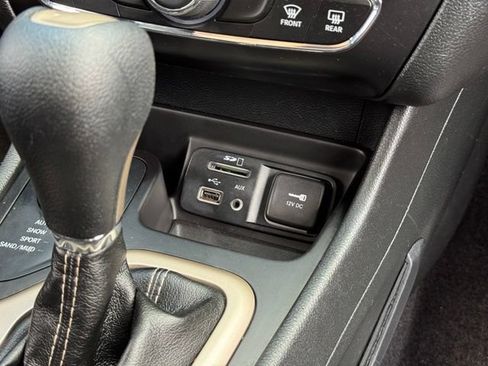 Used 2015 Jeep Cherokee Latitude w/ Cold Weather Group AWD/4WD image 14