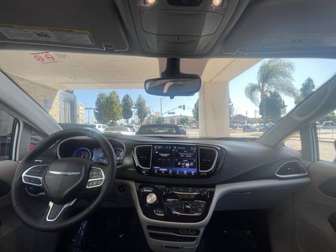 Used 2024 Chrysler Pacifica Touring-L image 35