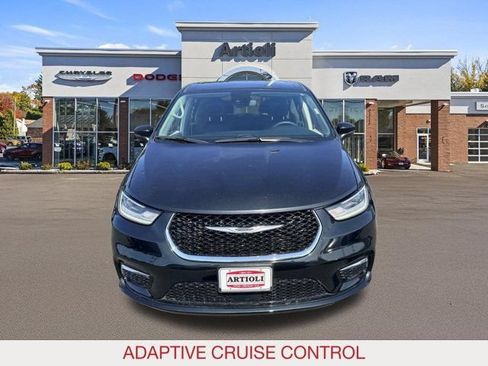 Used 2023 Chrysler Pacifica Touring-L FWD image 3