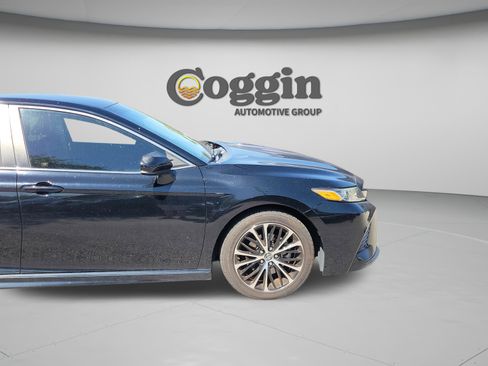 Used 2018 Toyota Camry SE FWD image 14