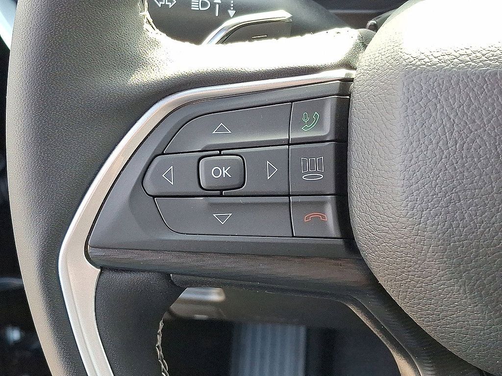 Used 2025 Jeep Grand Cherokee Laredo w/ Luxury Tech Group I AWD/4WD image 23