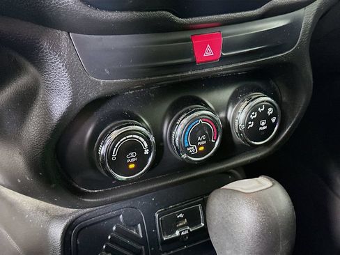 Used 2017 Jeep Renegade Altitude FWD image 14