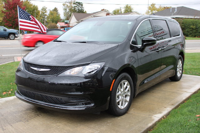 Used 2025 Chrysler Voyager LX FWD image 7