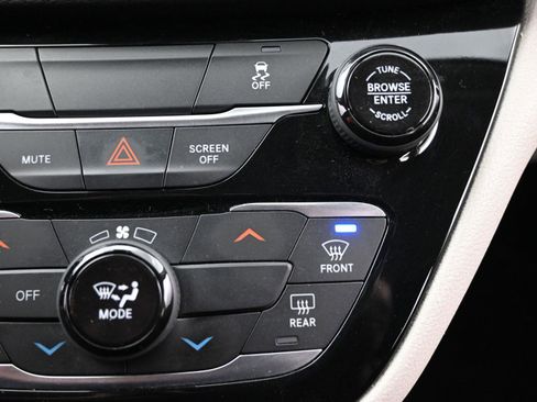 Used 2023 Chrysler Voyager LX image 15