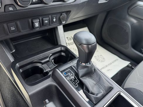 Used 2022 Toyota Tacoma TRD Off-Road AWD/4WD image 7
