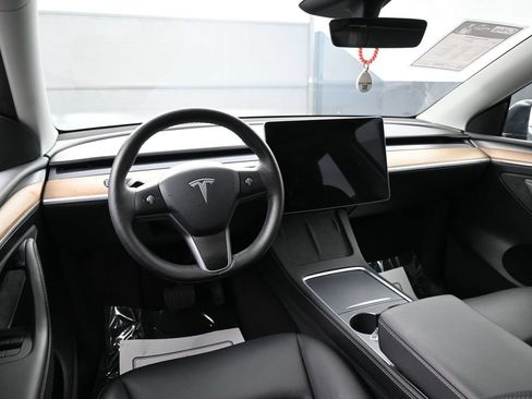 Used 2024 Tesla Model Y 2WD image 30