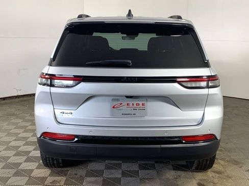 Used 2025 Jeep Grand Cherokee Altitude AWD/4WD image 13
