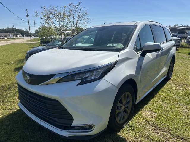 Used 2023 Toyota Sienna XLE FWD image 3