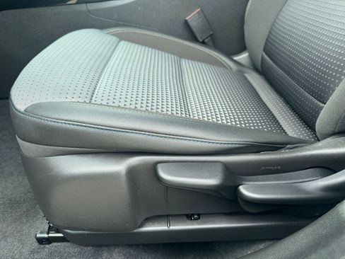 Used 2025 Chevrolet Trax LT image 23