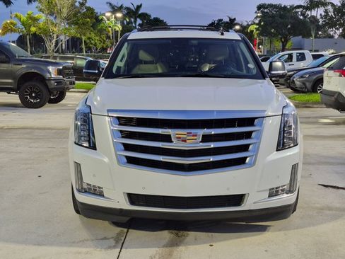 Used 2020 Cadillac Escalade Luxury RWD image 2