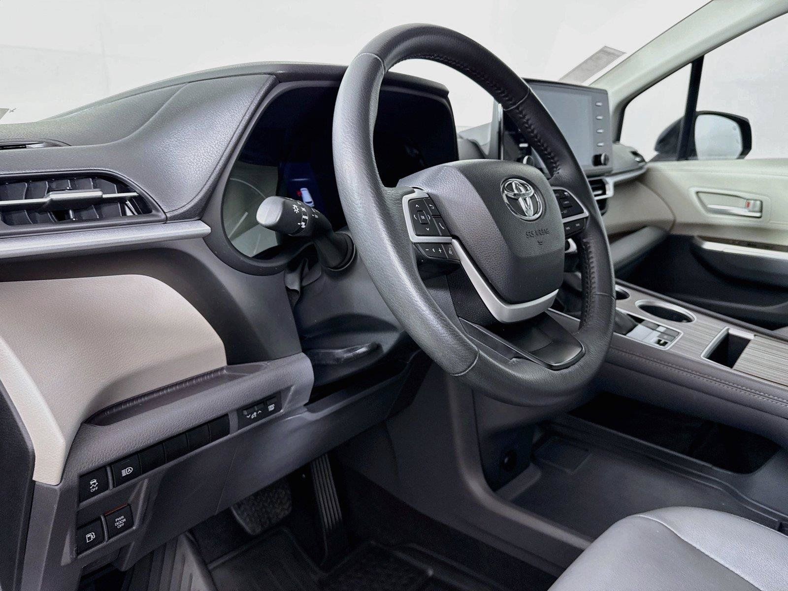 Certified 2024 Toyota Sienna XLE FWD image 4