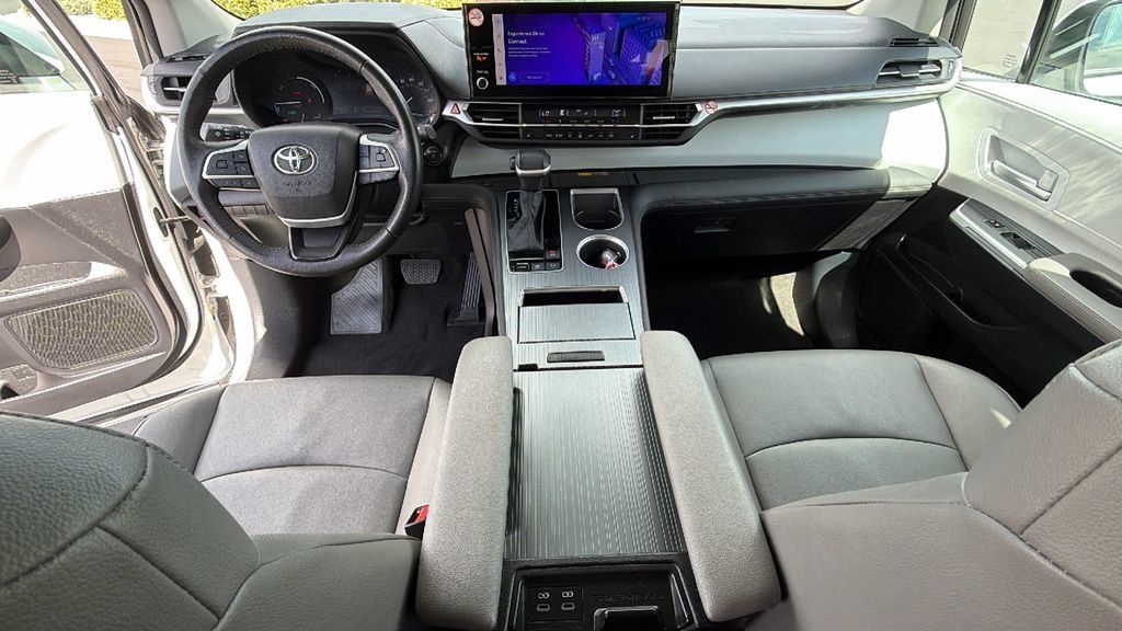 Certified 2025 Toyota Sienna XLE FWD image 26