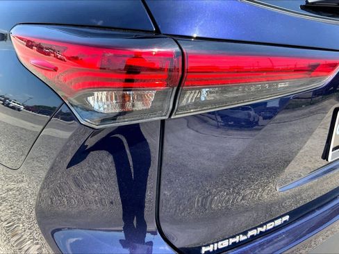 Used 2021 Toyota Highlander LE FWD image 28