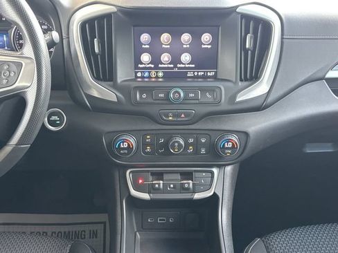 Used 2024 GMC Terrain SLE w/ Driver Convenience Package FWD image 4