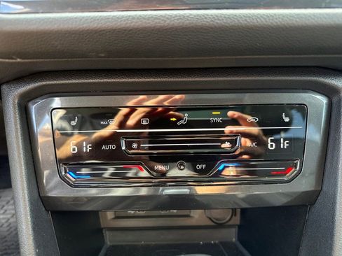 Used 2022 Volkswagen Tiguan SE w/ Panoramic Sunroof Package image 18