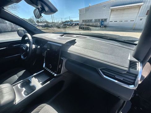 Used 2025 GMC Acadia Elevation image 28