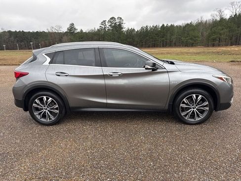Used 2017 INFINITI QX30 Premium w/ Navigation Package image 7