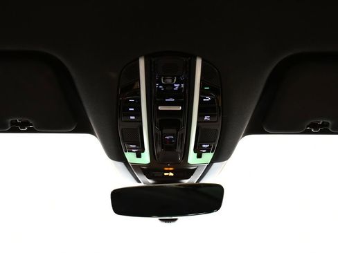 Used 2022 Porsche Cayenne Platinum Edition image 21