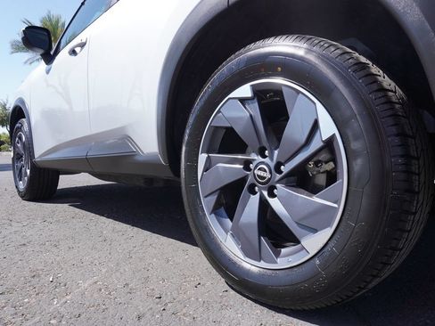 Certified 2025 Nissan Rogue SV FWD image 6