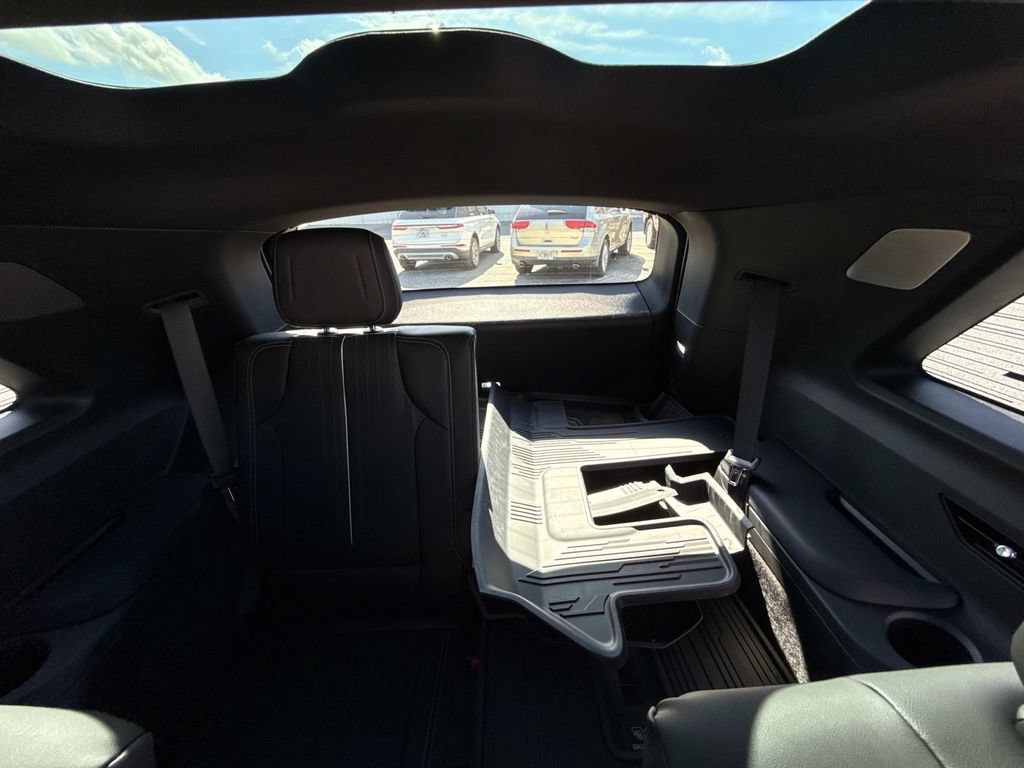 New 2026 Cadillac Vistiq Sport w/ LPO, Floor Liner Package AWD/4WD image 18