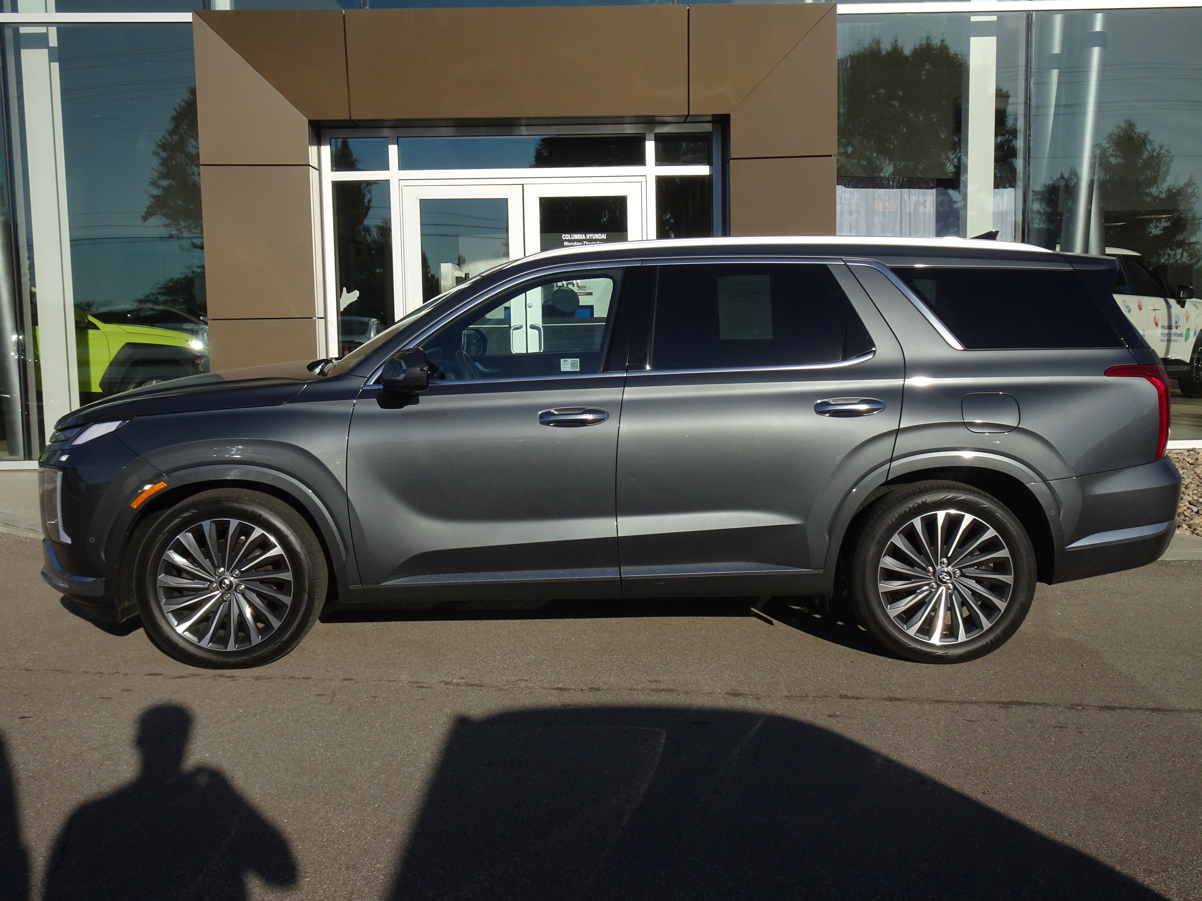 Used 2024 Hyundai Palisade Calligraphy AWD/4WD image 2