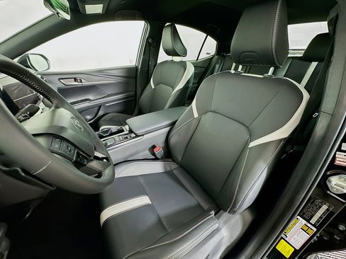 Used 2025 Toyota Camry SE image 13