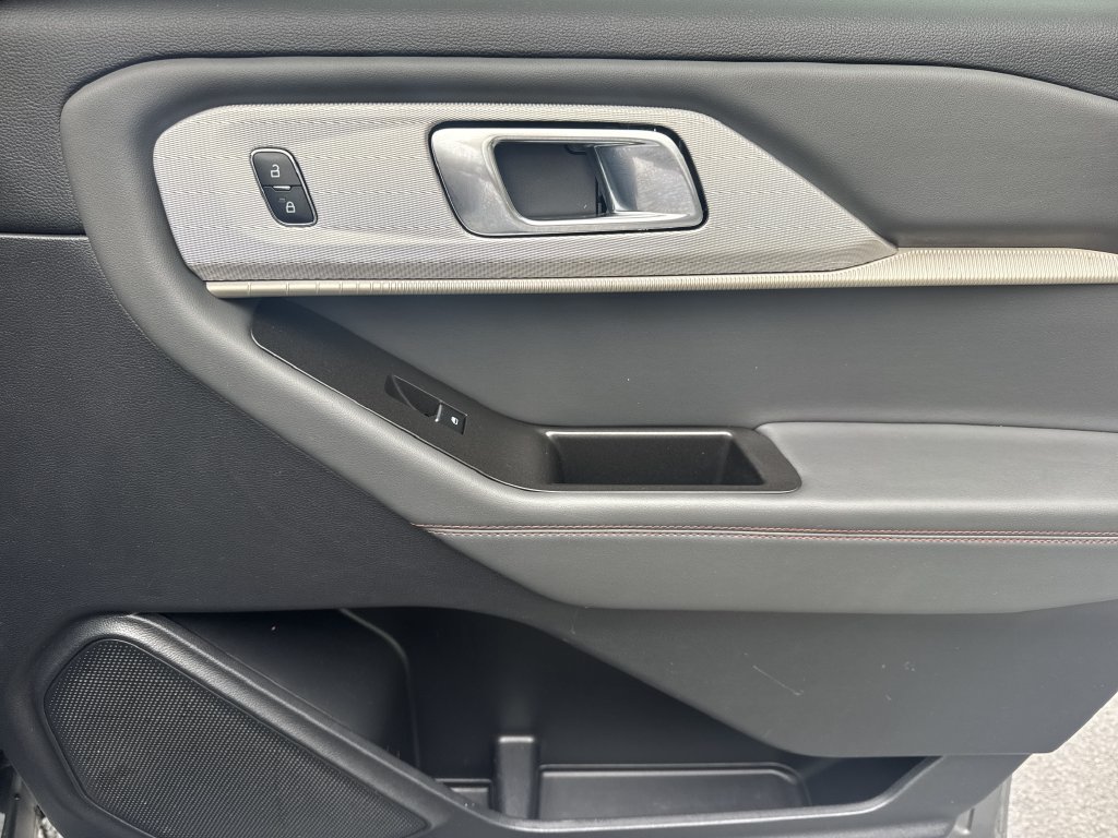Used 2025 Ford Explorer Active RWD image 14