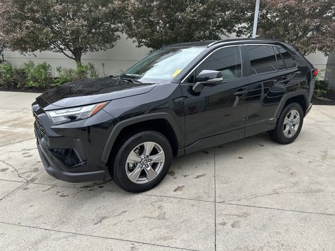 Used 2024 Toyota RAV4 LE AWD/4WD image 3