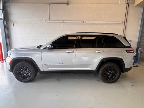 Used 2024 Jeep Grand Cherokee Altitude AWD/4WD image 8