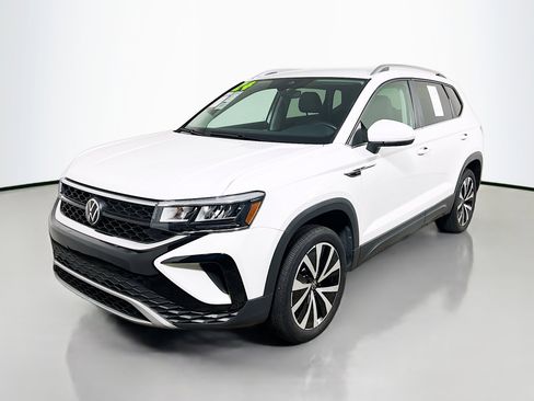 Used 2024 Volkswagen Taos SE image 10