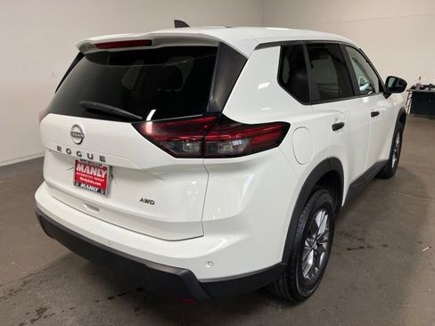 Used 2024 Nissan Rogue S AWD/4WD image 3