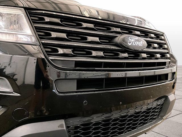 Used 2017 Ford Explorer XLT w/ Equipment Group 202A AWD/4WD image 30
