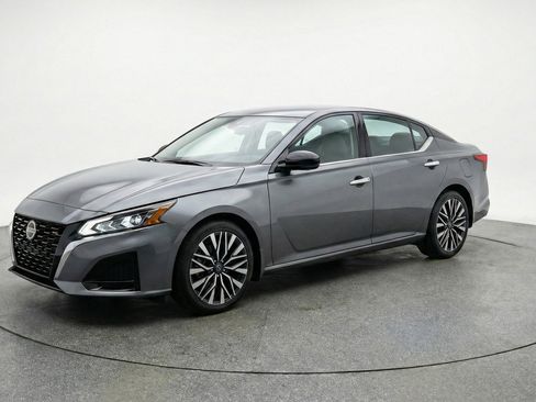 Used 2025 Nissan Altima 2.5 SV FWD image 3
