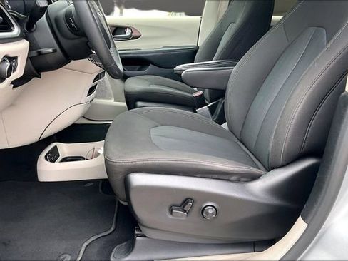 Used 2023 Chrysler Voyager LX FWD image 23