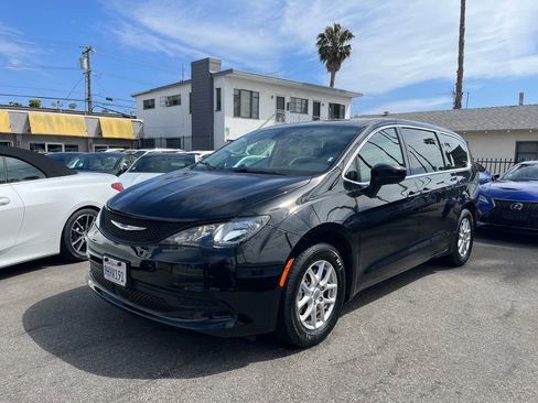 Used 2023 Chrysler Voyager LX FWD image 1