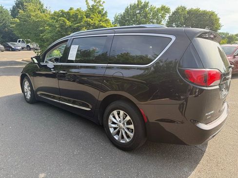 Used 2018 Chrysler Pacifica Touring-L FWD image 6