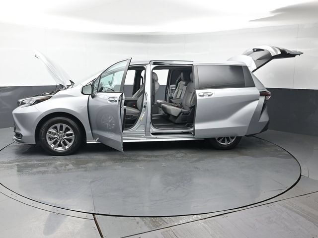 Used 2025 Toyota Sienna XLE FWD image 51