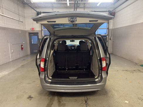 Used 2015 Chrysler Town & Country Touring-L w/ Driver Convenience Group image 11
