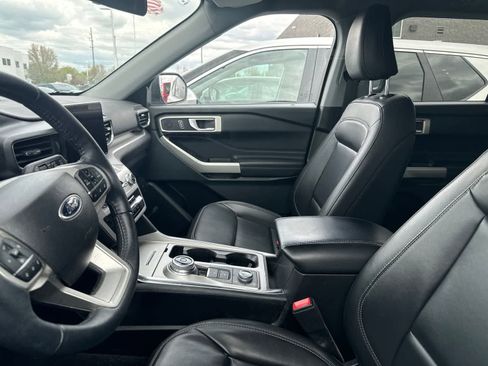 Used 2023 Ford Explorer XLT w/ Equipment Group 202A AWD/4WD image 32