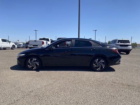 Used 2025 Hyundai Elantra Limited FWD image 3